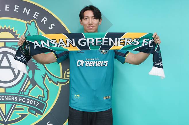 4년 만의 K리그 복귀! 국가대표 출신 ‘멀티 플레이어’ 장현수, 안산 입단 “신인의 마음으로 팀에 공헌하겠다” [오피셜]