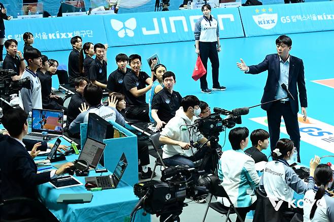 “그 판독이 제대로 됐다면 3-0으로 이길 수도 있었을 텐데…” 풀 세트 접전 끝 승리에도 GS 이영택 감독이 아쉬워한 이유는? [남정훈의 오버 더 네트]