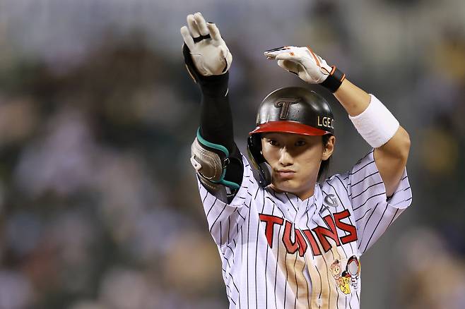 LG의 전성기는 아직이다, 신민재 빼고···사령탑이 ‘GG 2루수’ 특별 관리하는 이유