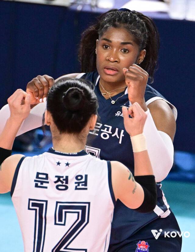 '모마가 미쳐 날뛰다' 친정팀에 '33점' 폭격...한국도로공사, 현대건설과 '1-2위 맞대결' 3-0 압승! '5점차' 선두 구축 [MD김천]