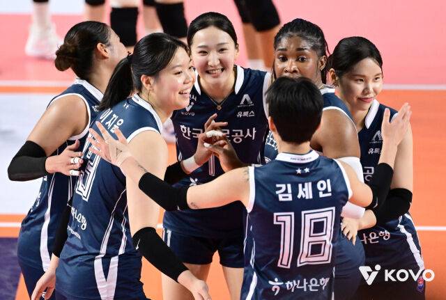 '모마가 미쳐 날뛰다' 친정팀에 '33점' 폭격...한국도로공사, 현대건설과 '1-2위 맞대결' 3-0 압승! '5점차' 선두 구축 [MD김천]