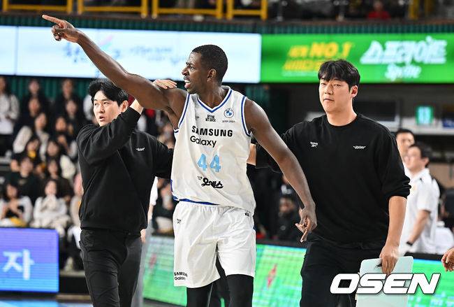 ‘심판에게 대들고 기물파손까지’ 추태부린 니콜슨, 자격상실 퇴장…삼성 8연패 최하위 추락