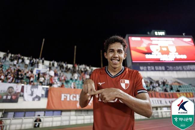 [오피셜] 부산 에이스가 이정효 품으로...'93경기 30골 10도움' 페신, 수원 삼성 유니폼 입었다