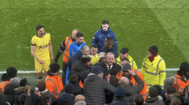 토트넘 선수단 져놓고 ‘또’ 팬들과 싸웠다…반 더 벤-포로, 종료 직후 관중석 다가가 ‘격렬 말다툼’