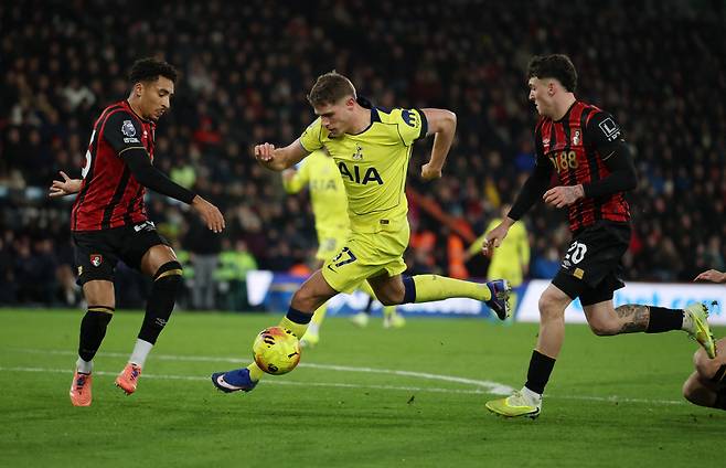 '손흥민 시절엔 상상도 못할 일 터졌다' 3실점 토트넘 수비수 원정온 팬들과 격렬할 설전.. 이기지도 못하면서 '콩가루' 팀 추락