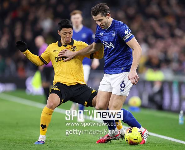 '한국 월드컵 핵심 멤버' 너무 아쉽겠다...황희찬 95분 소화한 울버햄튼, 2명 퇴장당한 에버턴과 1-1 무승부