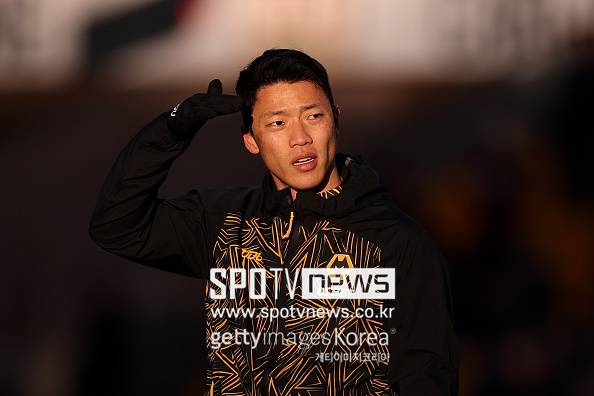 '한국 월드컵 핵심 멤버' 너무 아쉽겠다...황희찬 95분 소화한 울버햄튼, 2명 퇴장당한 에버턴과 1-1 무승부