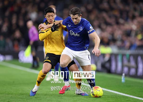 '한국 월드컵 핵심 멤버' 너무 아쉽겠다...황희찬 95분 소화한 울버햄튼, 2명 퇴장당한 에버턴과 1-1 무승부