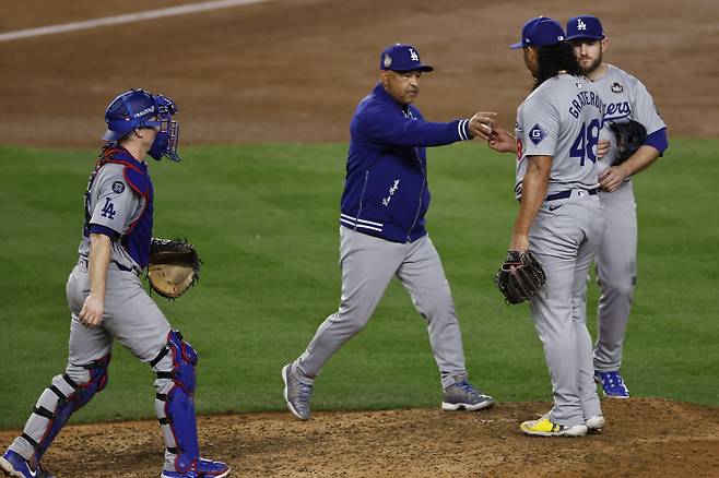 어깨 수술 2025시즌 통째로 아웃, 다저스 '쿨하게' 연봉 동결…조정 없이 41억 사인