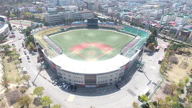 프로야구 떠난 청주야구장 '최강야구'가 채운다