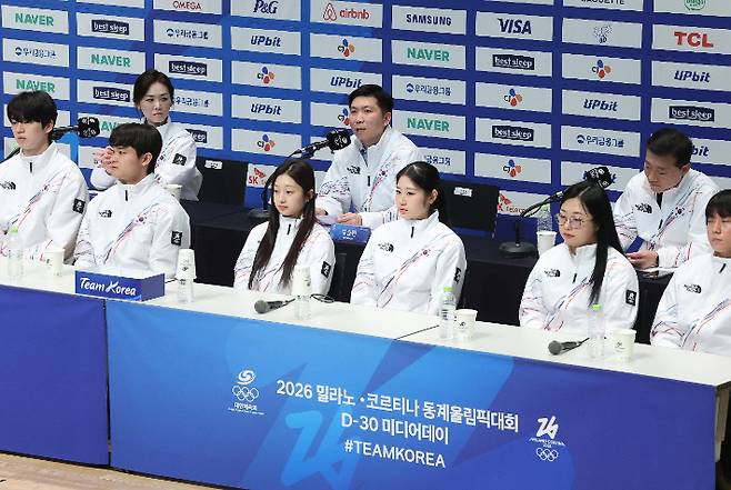 이기흥은 '맨 앞 정중앙', 유승민은 '맨 뒤로'