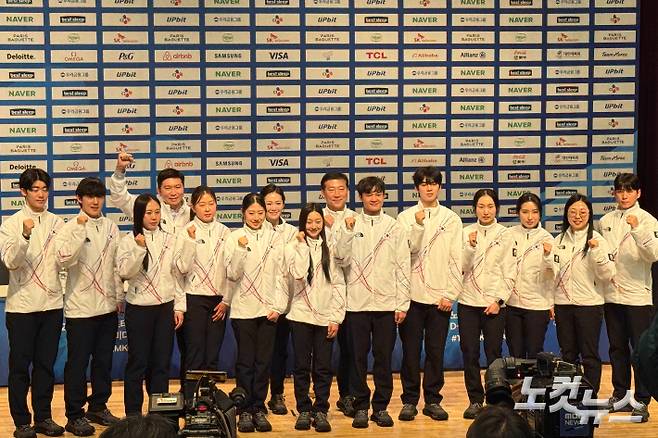 이기흥은 '맨 앞 정중앙', 유승민은 '맨 뒤로'