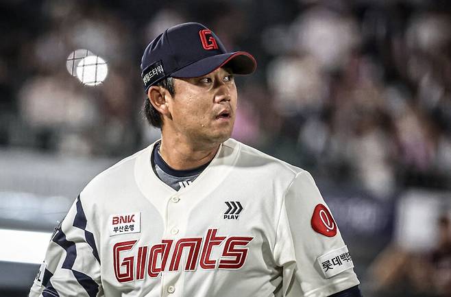 KBO 역대 기록→강제 은퇴 위기→롯데서 재기… 감동의 계약, 롯데 단돈 3억 쓰고 FA 시장 마무리?