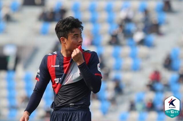 [오피셜] 韓축구 3부 흙수저 신화, 中-포르투갈 거쳐 최고 명문 입단 꿈 이뤘다... 전북, '국대 센터백' 박지수 영입