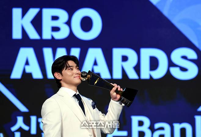 야박한 KIA...‘슈퍼스타’ 김도영 연봉 반토막 났다