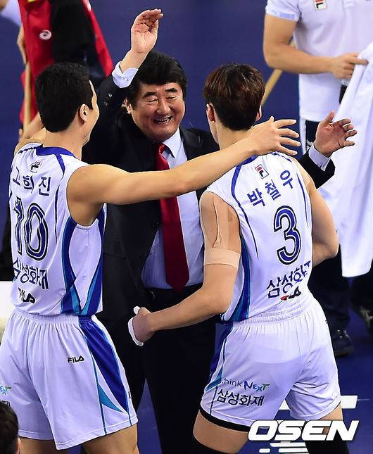 ‘결혼 잘했네’ 40살 감독대행 부임→장인이 배구 전설이라 든든하다