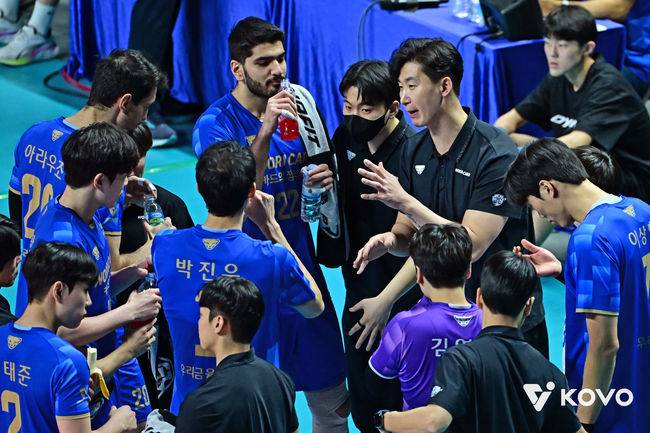 ‘결혼 잘했네’ 40살 감독대행 부임→장인이 배구 전설이라 든든하다