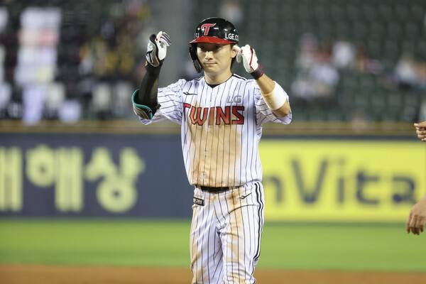 '연봉 4억은 받아야죠!' 육성선수→2차 드래프트→우승→골든글러브, 역대급 반전 활약, LG 왕조 주축으로 거듭난 신민재