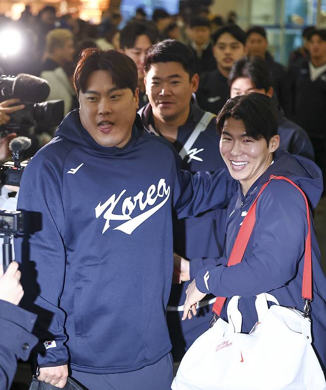 '도쿄참사 줄줄이 은퇴 선언' 왜 류현진은 기꺼이 태극마크 달았나…