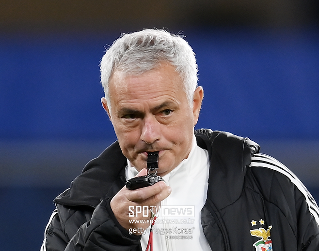 이정도면 한국인 아닌가…‘정신상태 개조’ 무리뉴 감독 “합숙 훈련 발표” 리그컵 준결승 패배→파격적인 결단