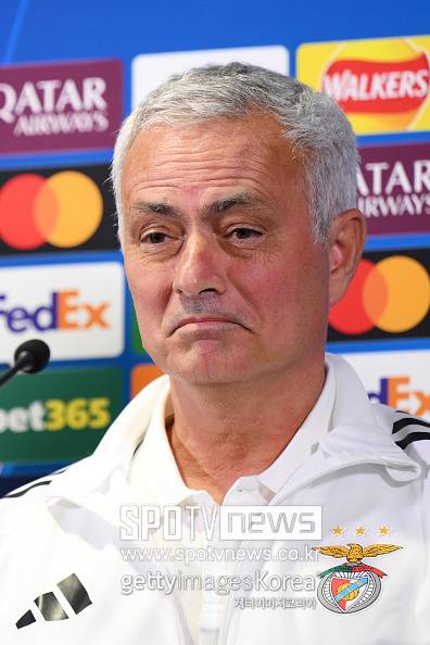 이정도면 한국인 아닌가…‘정신상태 개조’ 무리뉴 감독 “합숙 훈련 발표” 리그컵 준결승 패배→파격적인 결단