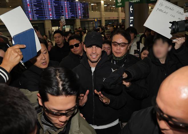 '韓 엄청난 환대에 놀란 세계 1·2위' 알카라스-시너는 겸손했다