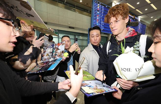 '韓 엄청난 환대에 놀란 세계 1·2위' 알카라스-시너는 겸손했다