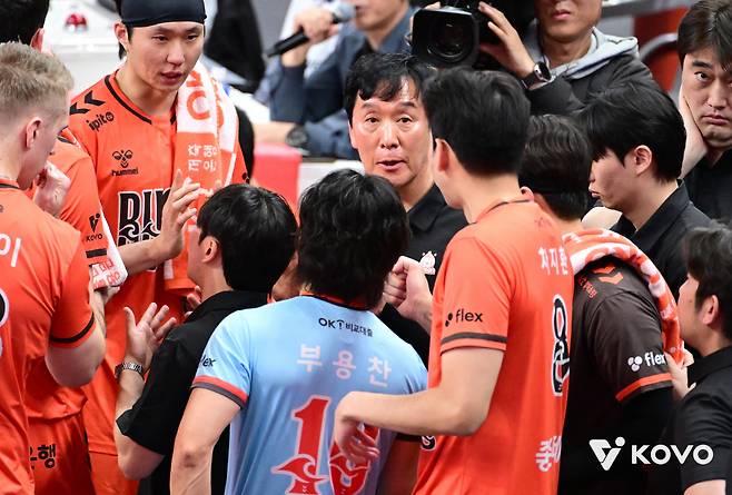 니가 그렇게 배구를 잘해? 부산으로 내려와! → '홈 깡패' OK저축은행, 평일 최초 매진 속 현대캐피탈 3-0 셧아웃