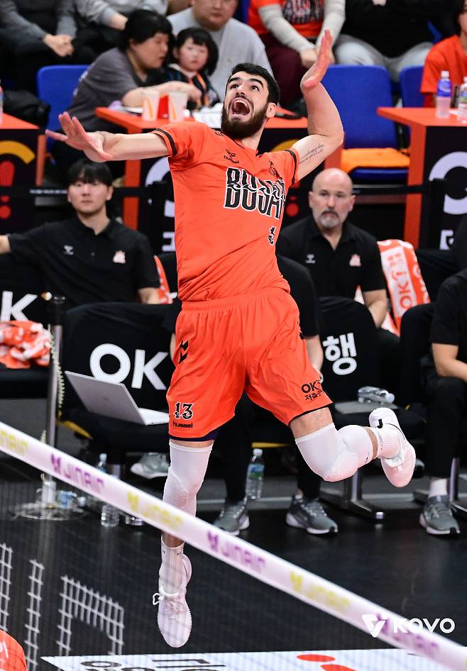 니가 그렇게 배구를 잘해? 부산으로 내려와! → '홈 깡패' OK저축은행, 평일 최초 매진 속 현대캐피탈 3-0 셧아웃