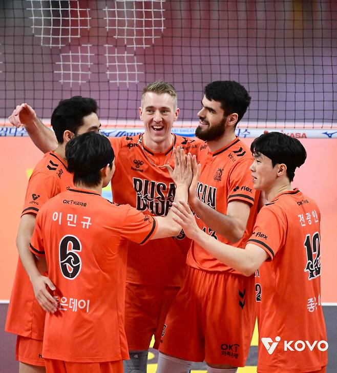 니가 그렇게 배구를 잘해? 부산으로 내려와! → '홈 깡패' OK저축은행, 평일 최초 매진 속 현대캐피탈 3-0 셧아웃