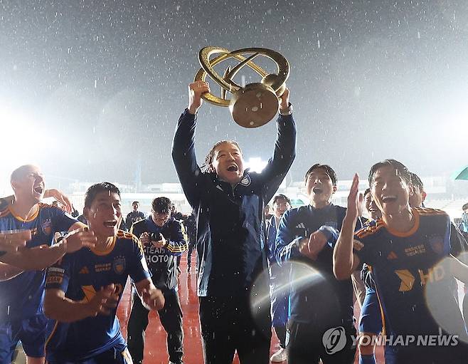 김판곤은 '인기 폭발', 신태용은 '무소식'…엇갈린 두 한국인 감독, 동남아가 짚었다