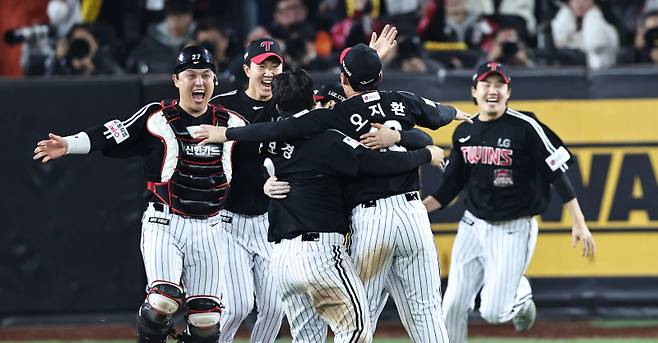 이래서 우승팀이구나, LG 벌써 14명 해외서 몸 만든다...염 감독