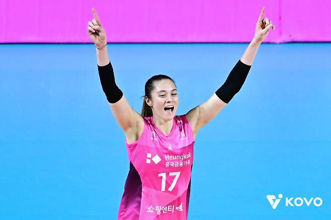 '4년 전 방출' 아픔 털어낸 레베카, 흥국생명 '봄 배구' 이끌까