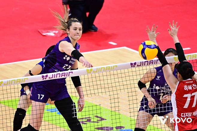 '4년 전 방출' 아픔 털어낸 레베카, 흥국생명 '봄 배구' 이끌까