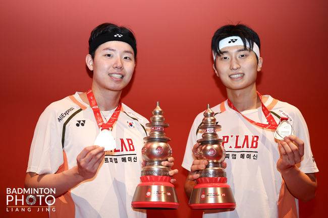'韓 배드민턴 대들보' 황금 콤비 또 해냈다...'11승 페어' 김원호-서승재, 홈팀 꺾고 말레이오픈 4강 진출→英 조와 격돌