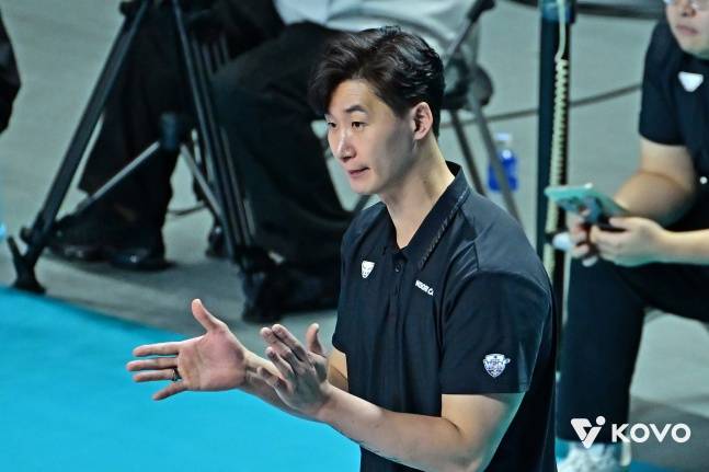 '대한항공 3-0 완파' 6위팀 반격 이끈 41세 감독대행 비결 물어보니...