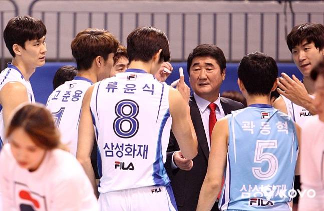 '대한항공 3-0 완파' 6위팀 반격 이끈 41세 감독대행 비결 물어보니...