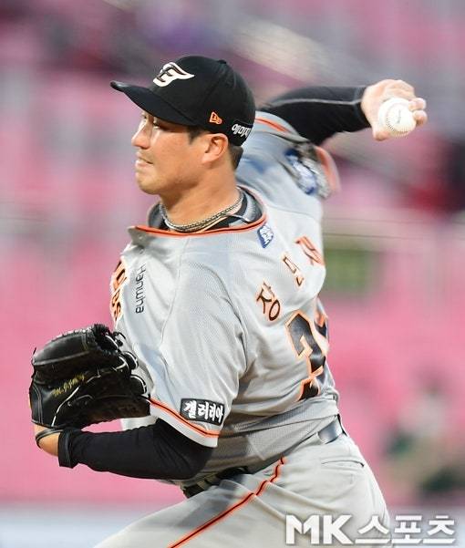 “그동안 응원 정말 감사했다”…한화 팬들에게 인사 건넨 ‘17년 원클럽맨’ 장민재