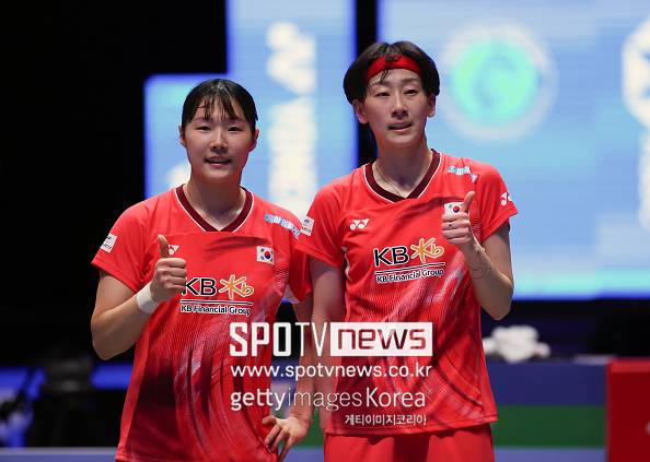 日 선수 라켓 던지고 헐떡이기까지...이소희-백하나, 말레이 오픈 4강서 유키-마유 상대 2-0 완승→결승 진출 확정