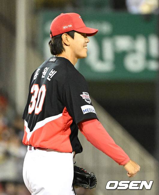 ‘26세’ KIA 1라운더 은퇴 번복? 156km 강속구 쾅! 美 깜짝 근황에 팬들 흥분→거취 관심 쏠린다