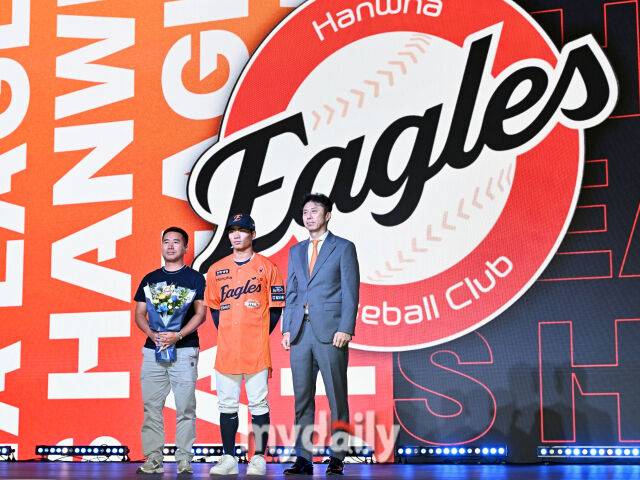 한화 중견수 트레이드 쉽지 않다…관심은 자연스럽게 1R 신인에게, 영락없는 19세 “두쫀쿠 먹었어요”