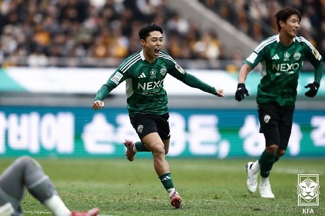 군 상사를 전역 2달 만에 직장 상사로 만난다면? 이동준 “정정용 감독께서 ‘왜 충성 안 하느냐’고 하셨어”···“요즘 재입대한 기분 든다”