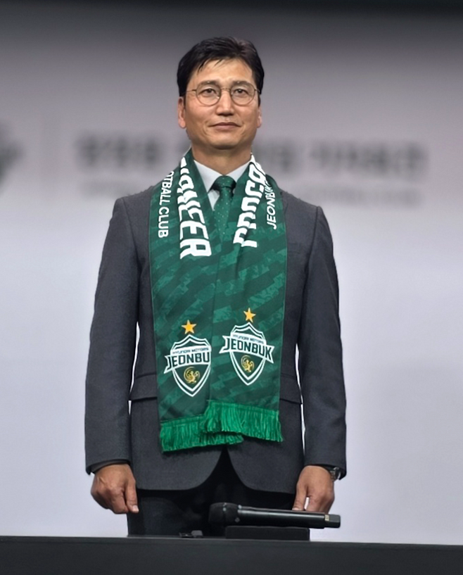 군 상사를 전역 2달 만에 직장 상사로 만난다면? 이동준 “정정용 감독께서 ‘왜 충성 안 하느냐’고 하셨어”···“요즘 재입대한 기분 든다”