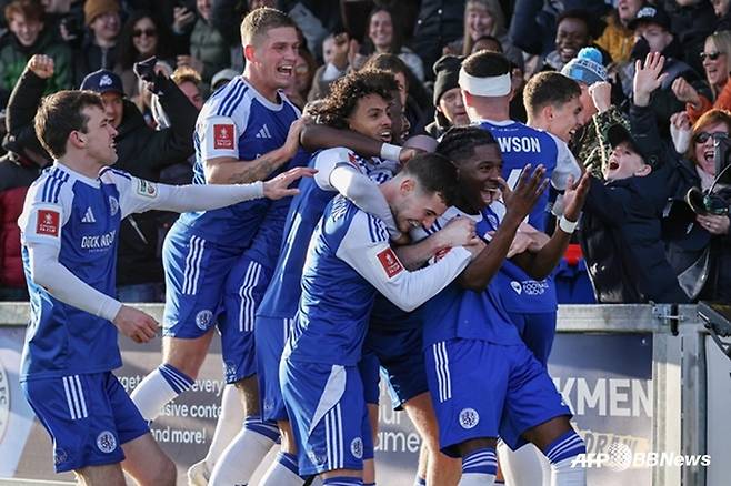 낮에는 교사·배관공, 밤에는 '자이언트 킬러'... 6부 리그 매클즈필드, EPL 팀 이긴 비결이