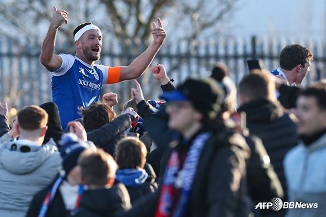 낮에는 교사·배관공, 밤에는 '자이언트 킬러'... 6부 리그 매클즈필드, EPL 팀 이긴 비결이