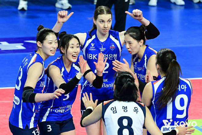 경기 흐름 바꾼 판정 논란...IBK기업은행, 현대건설에 대역전승