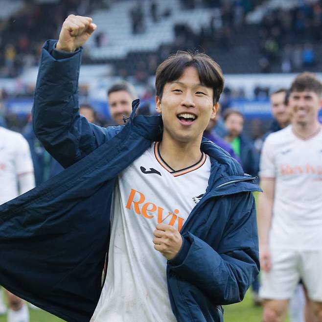 엄지성, 환상 감아차기→시즌 2호골 폭발…팀은 승부차기서 패배