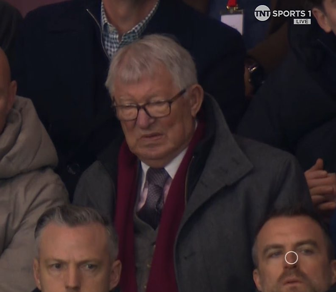 ‘맨유, 44년 만의 굴욕’ 85세 퍼거슨 감독 쓰러질라…리그컵 이어 FA컵 첫판 탈락에 ‘큰 실망감’