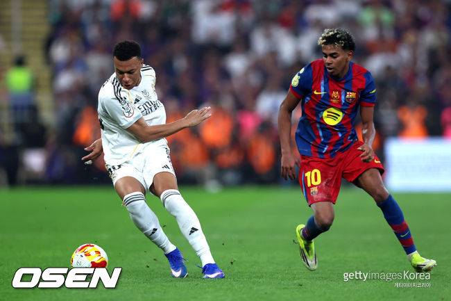 '이건 또 무슨 추태야' 음바페, 결승전 2-3 패배 후 바르셀로나 축하하는 동료 저지