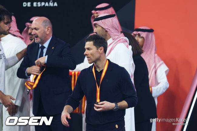 '이건 또 무슨 추태야' 음바페, 결승전 2-3 패배 후 바르셀로나 축하하는 동료 저지